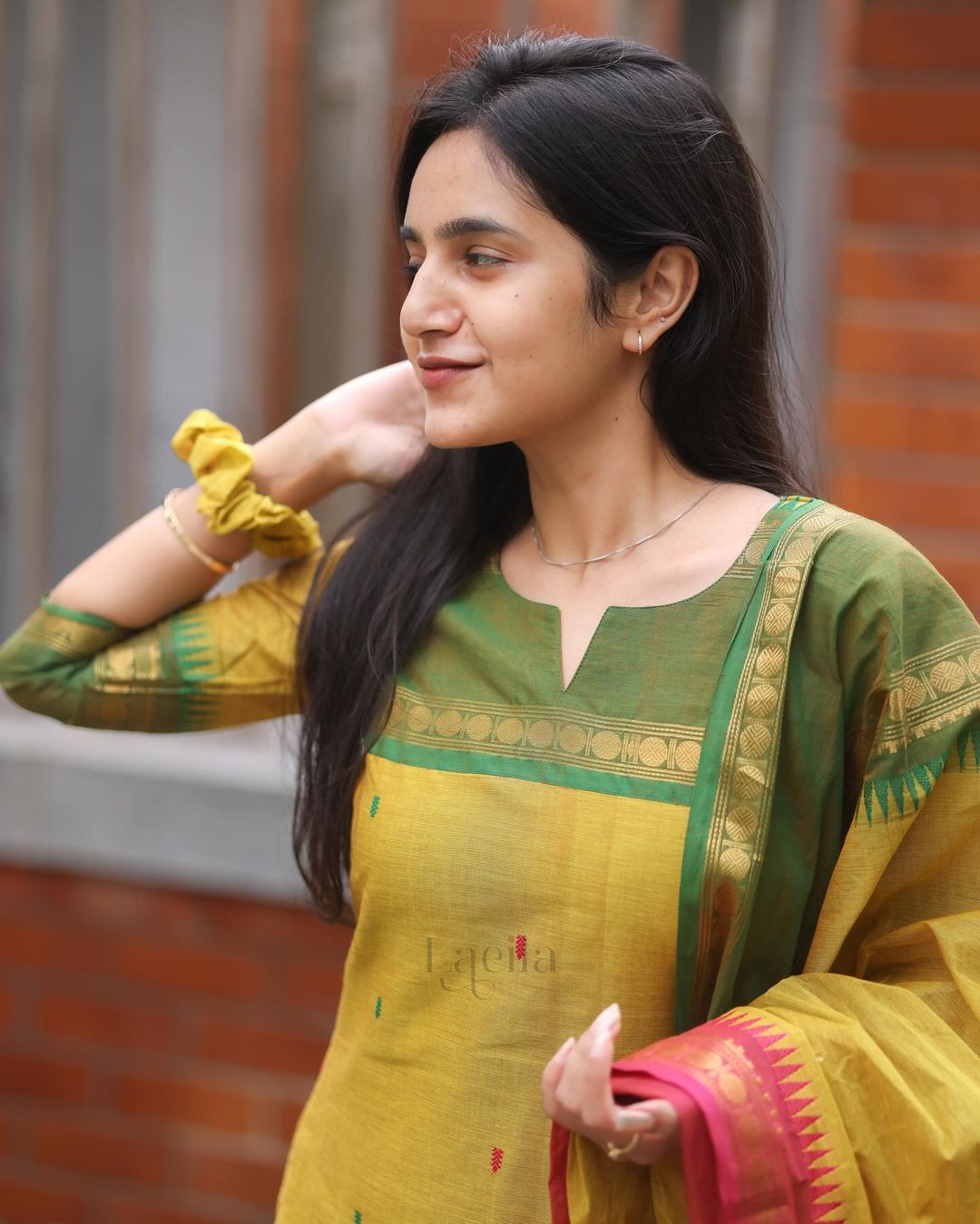 Women's Kanchi Cotton Kurta Set With Zari Dupatta, Hair Bow & Pearl Necklace