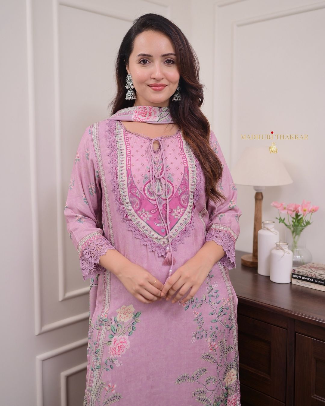 Women's Lilac Muslin Floral Digital Printed Pakistani Kurti Set With Pant, Dupatta, And Pearl Necklace. - Wear&Style