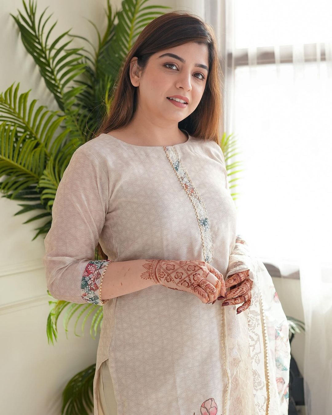 Elegant Floral-Embroidered Off-White Kurta with Dupatta Set for Women