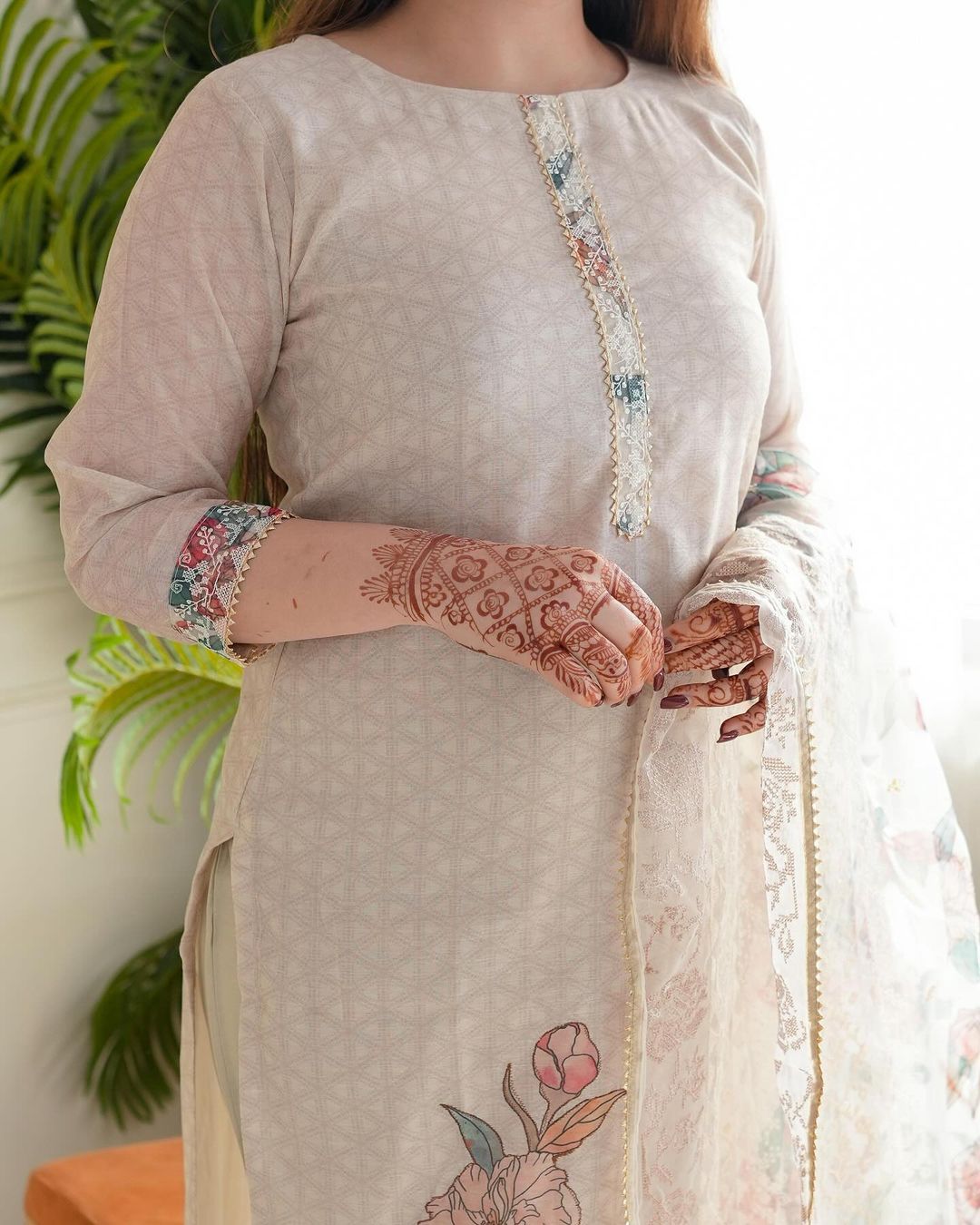 Elegant Floral-Embroidered Off-White Kurta with Dupatta Set for Women