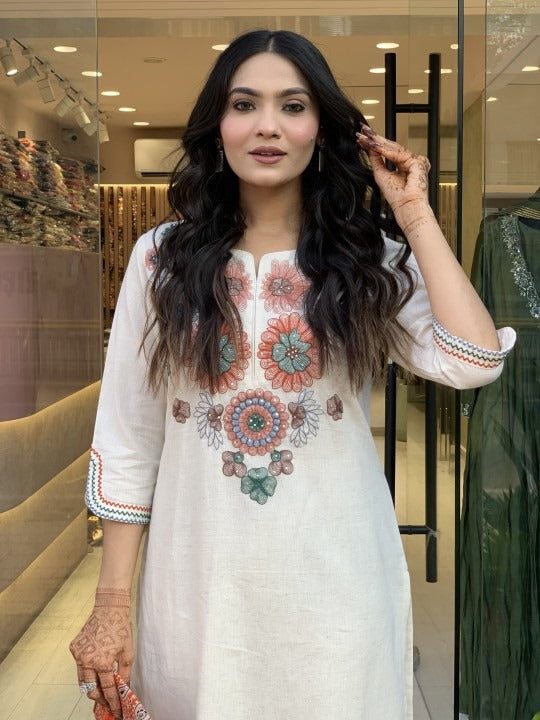 Women's Off-White Embroidered Cotton Kurta Set With Floral Detailing