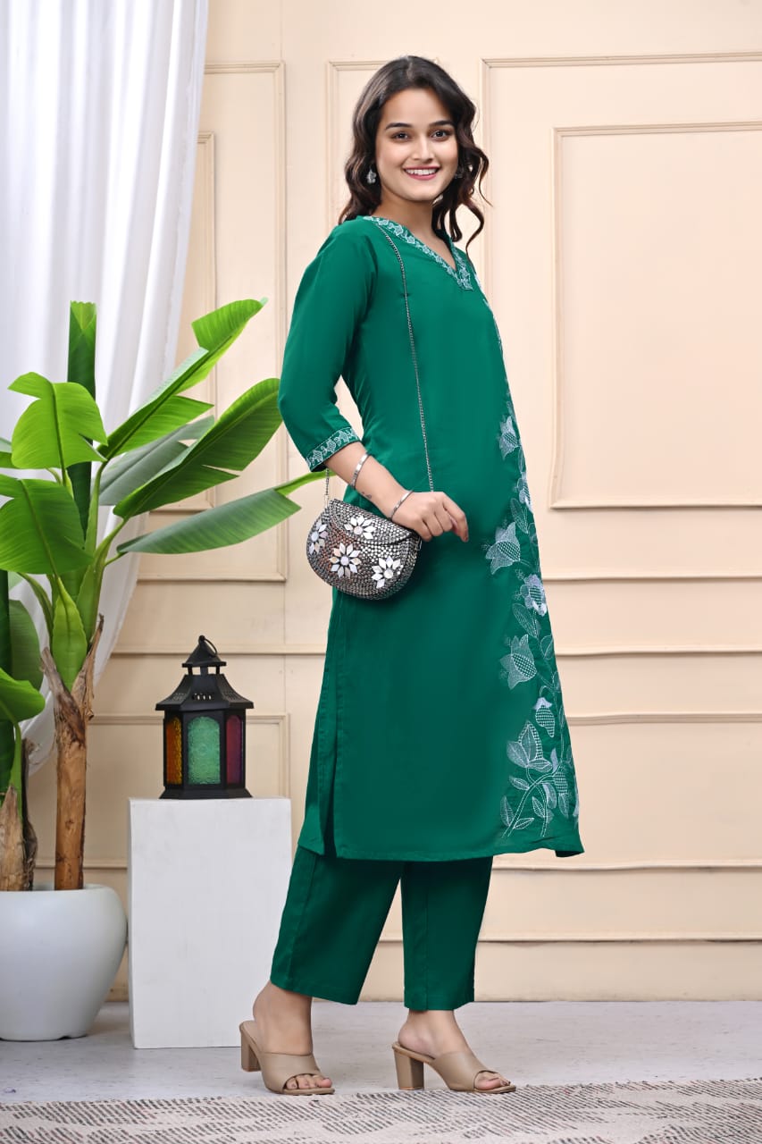 Women's Green Cotton Kurta Set With Floral Detailing Embroidered