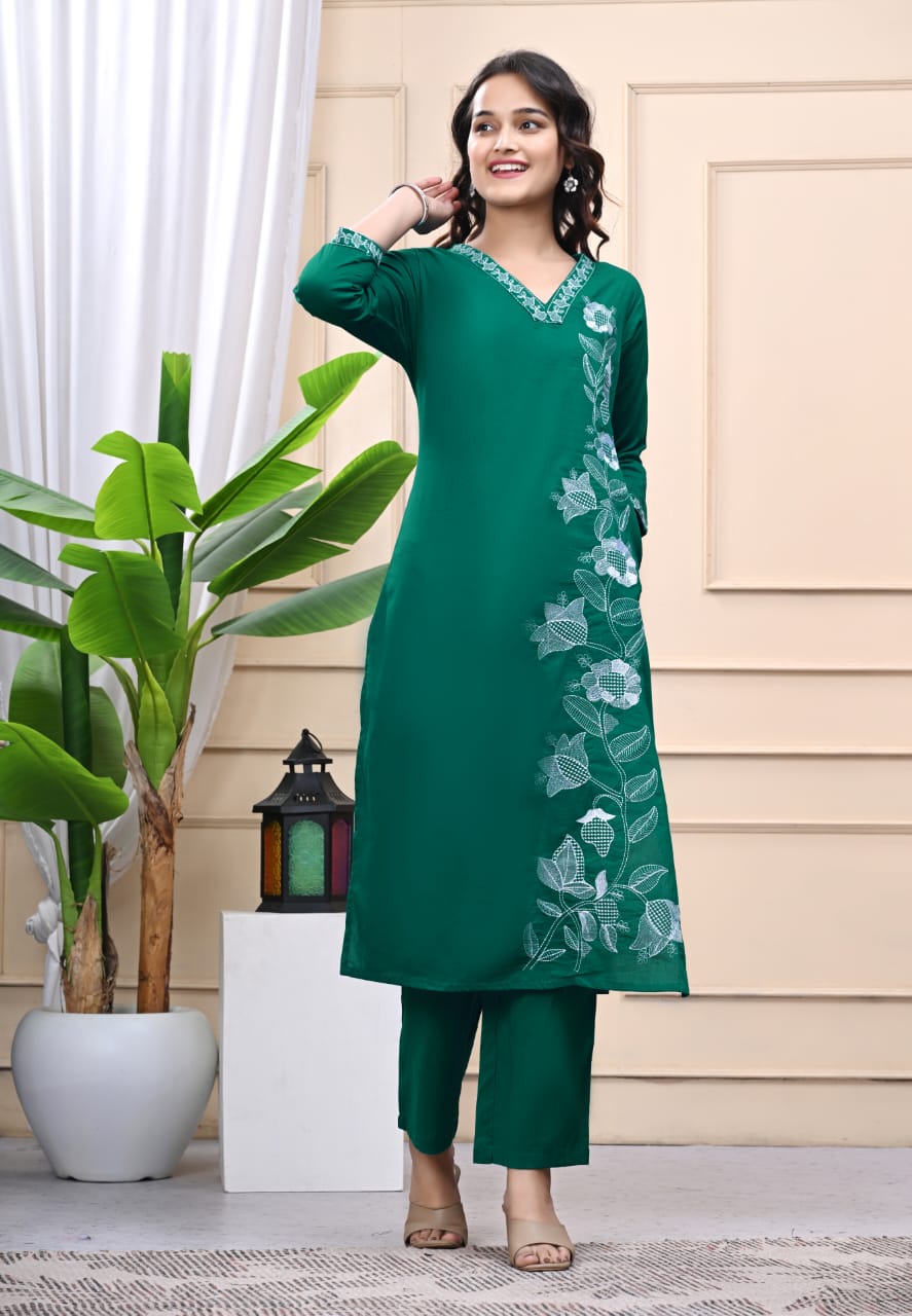 Women's Green Cotton Kurta Set With Floral Detailing Embroidered