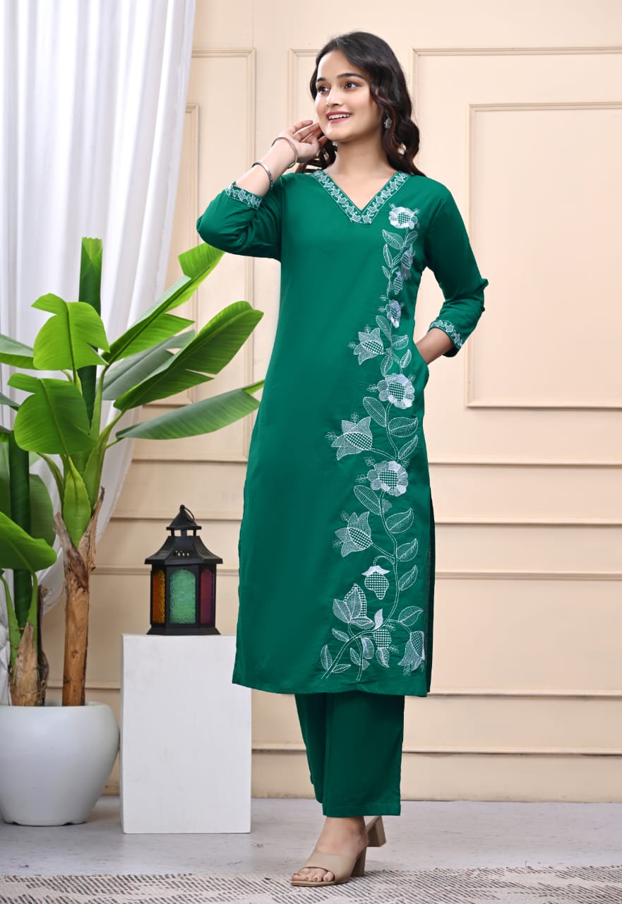 Women's Green Cotton Kurta Set With Floral Detailing Embroidered