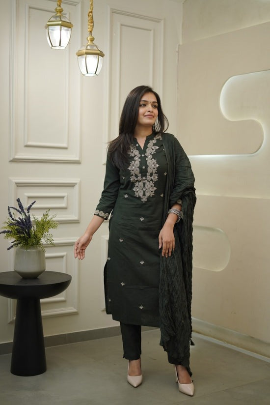 Women's Green Cotton Kurta Set With Floral Embroidery