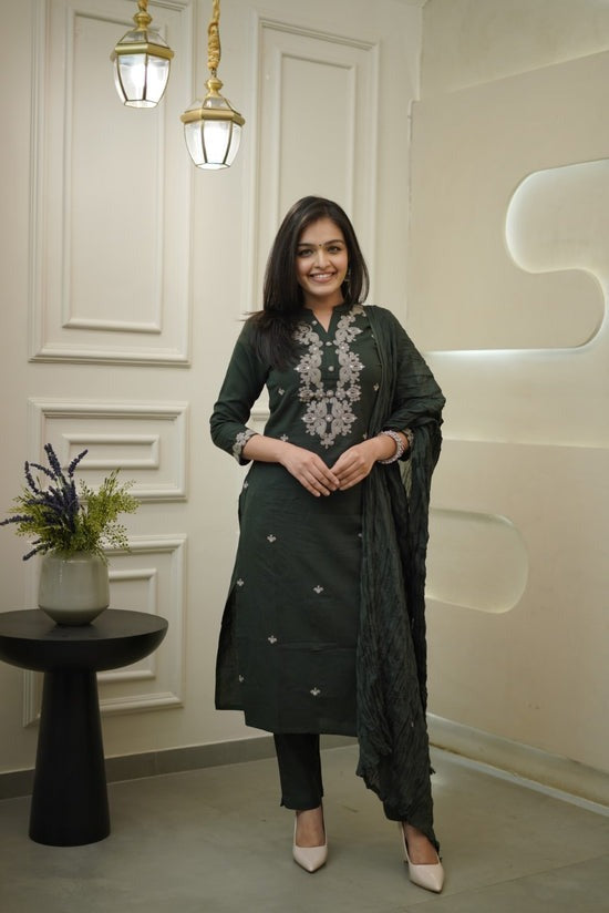 Women's Green Cotton Kurta Set With Floral Embroidery