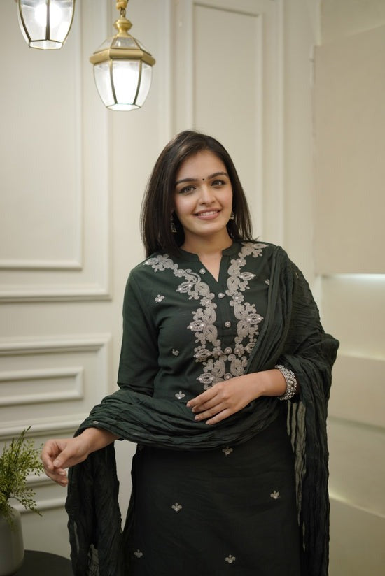 Women's Green Cotton Kurta Set With Floral Embroidery
