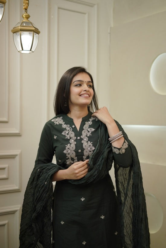 Women's Green Cotton Kurta Set With Floral Embroidery