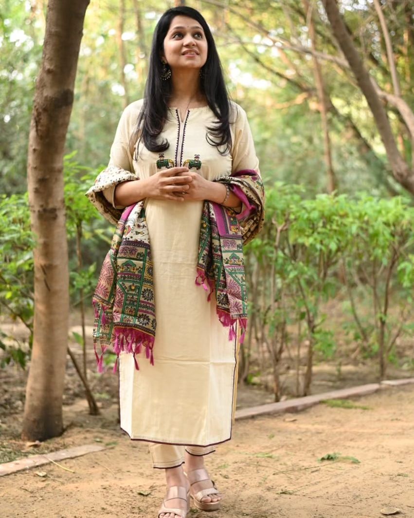 Women's Off White Embroidered Cotton Flex Kurta And Pant Set With Chanderi Dupatta