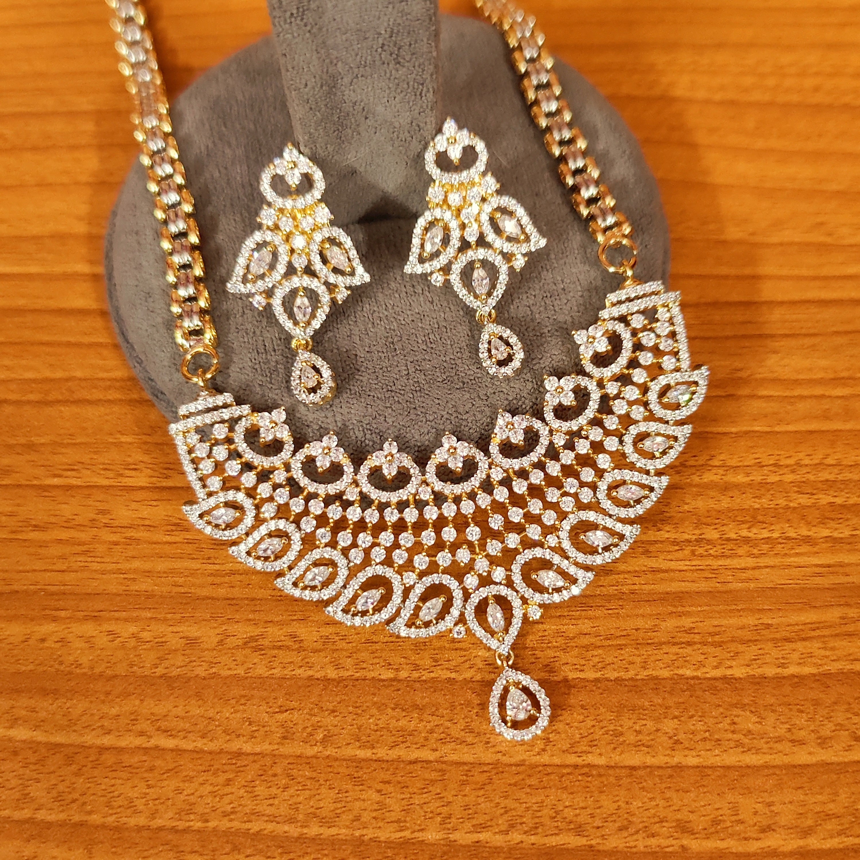 Women 's Real Diamond Pattern Chain Mangalsutra/Pendant Set
