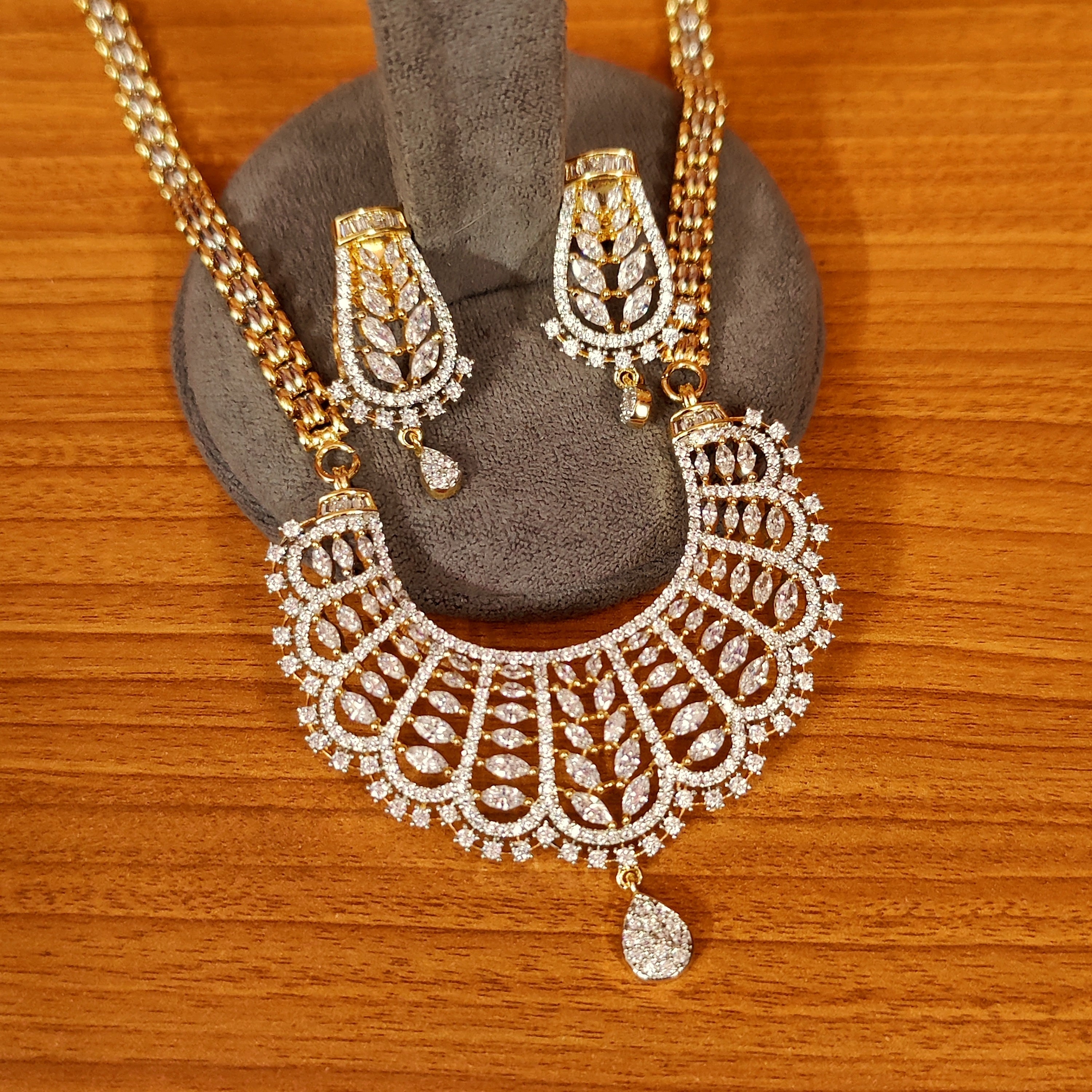 Women 's Real Diamond Pattern Marquese Cz Studded Mangalsutra/Pendant Set