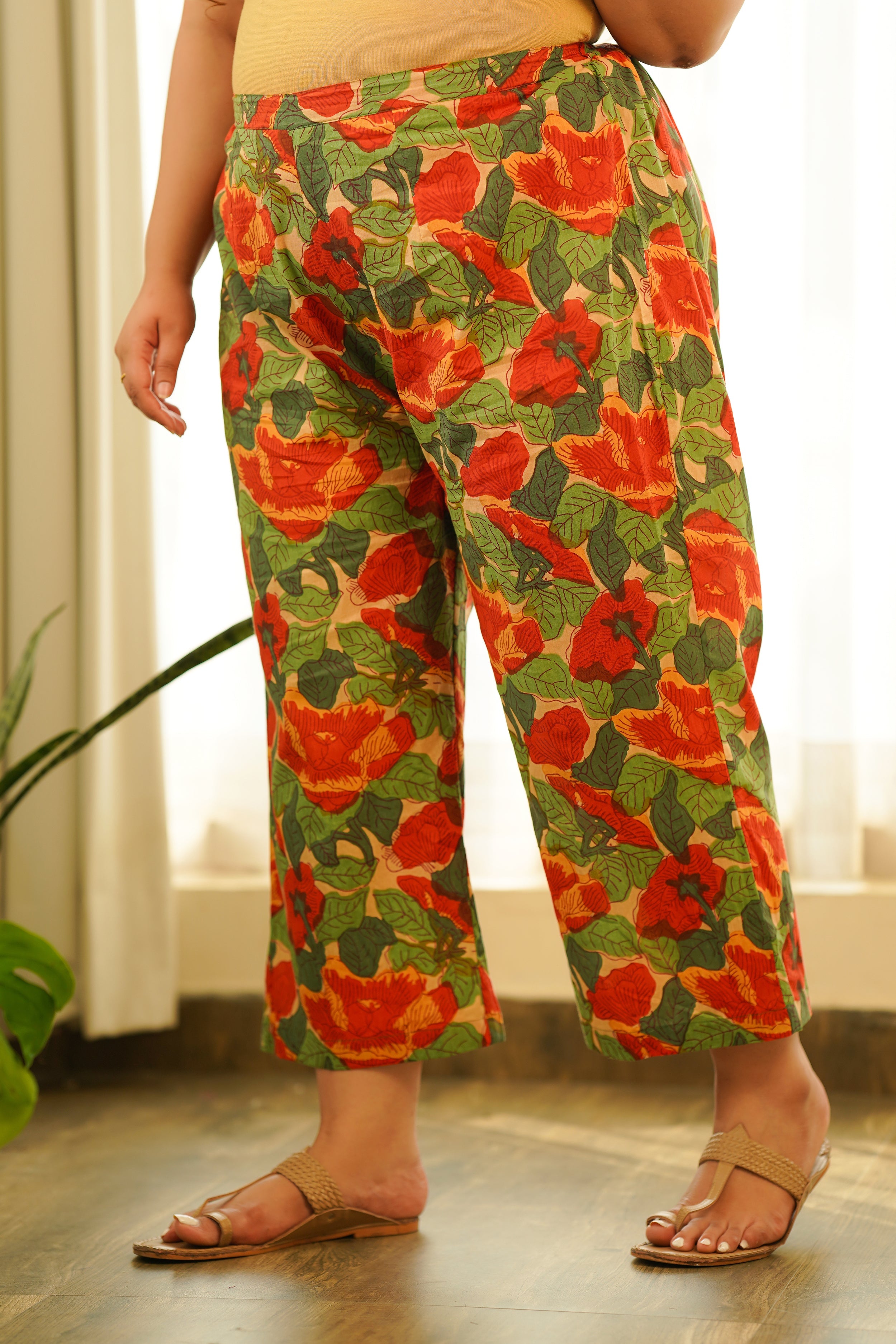 Women's Tropical Print  Mid-Rise Relaxed Fit Pants - Nangalia Ruchira