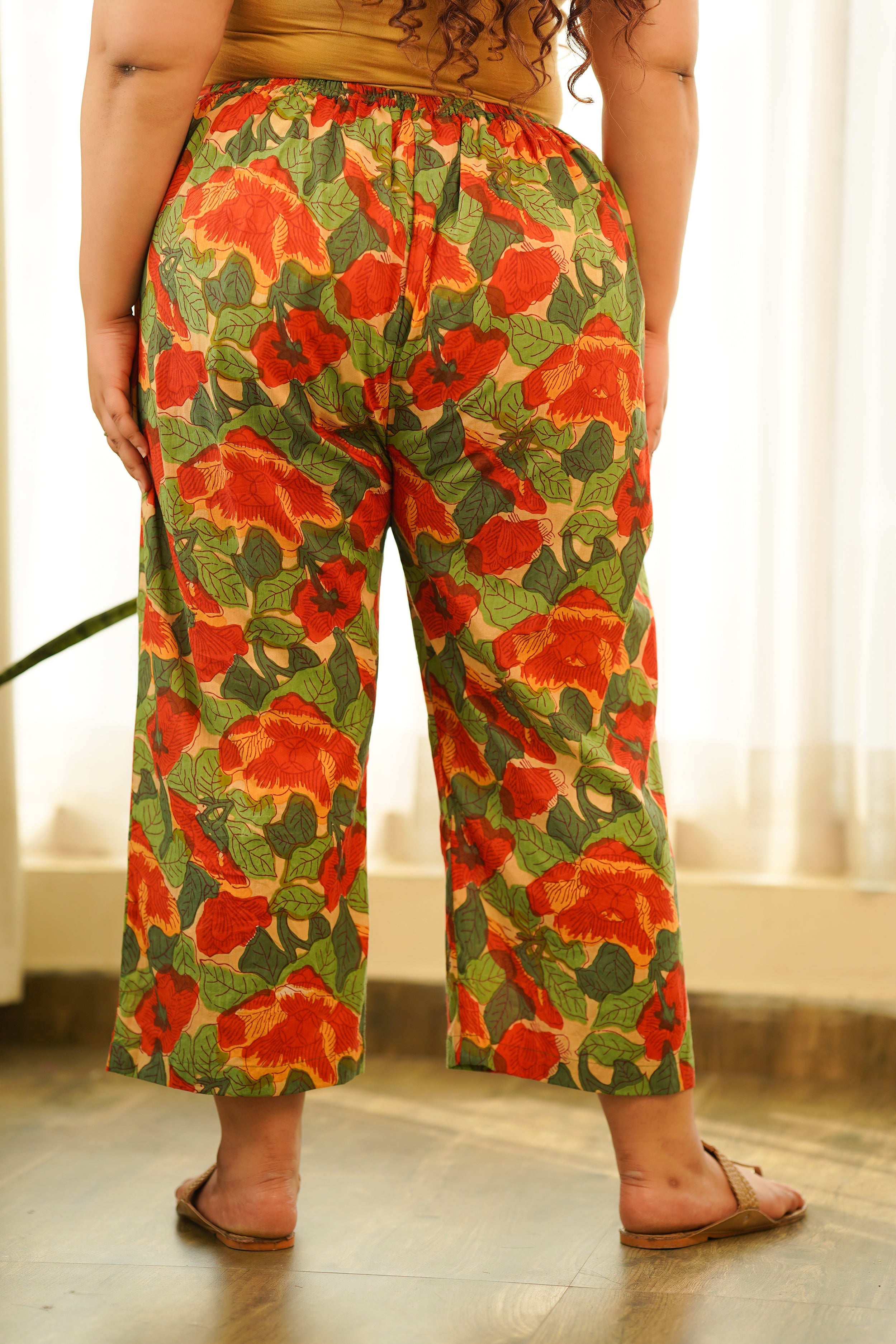 Women's Tropical Print  Mid-Rise Relaxed Fit Pants - Nangalia Ruchira