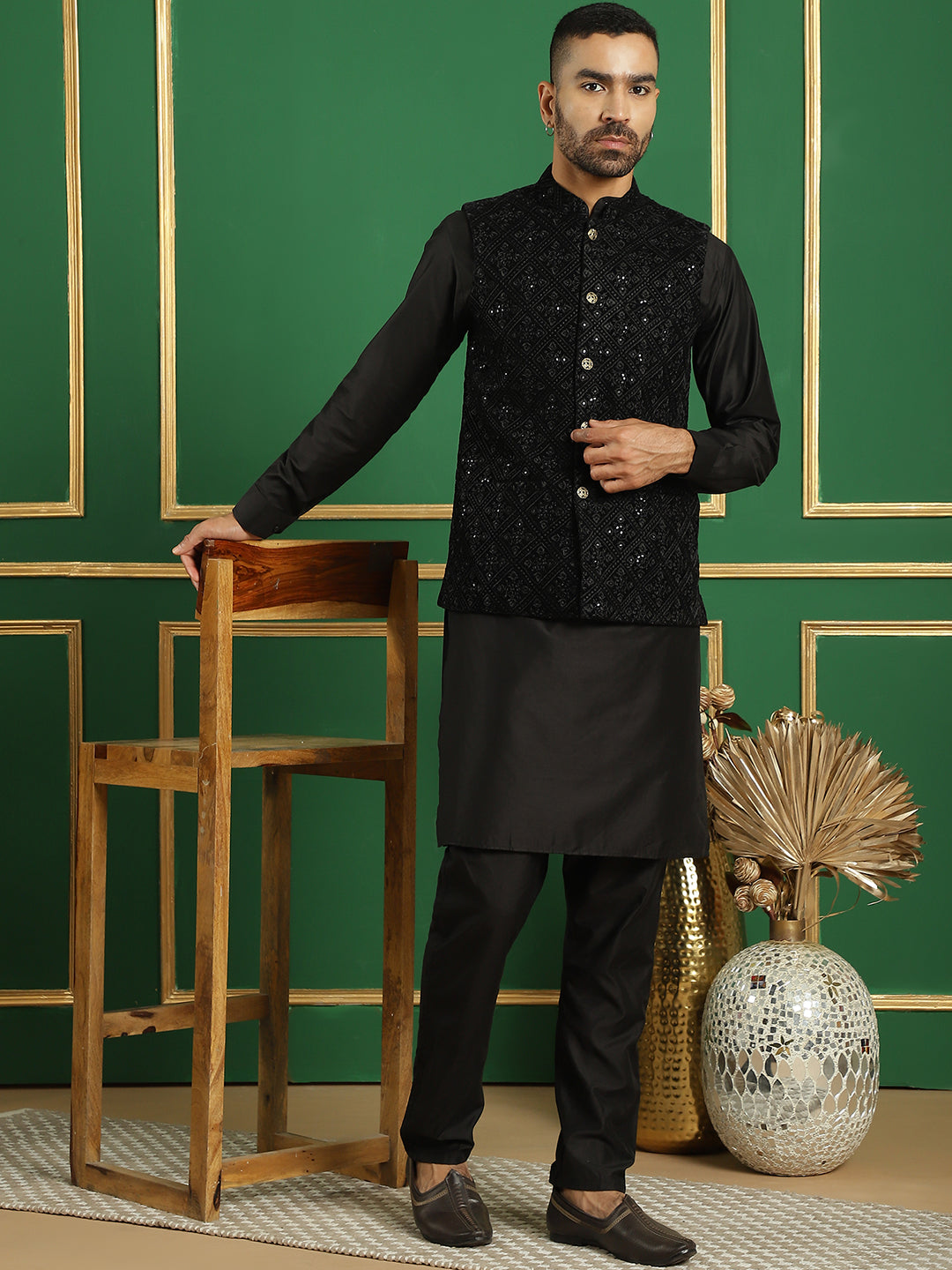 Men's Velvet Nehru Jacket With Solid Kurta Pyjama - Taantav