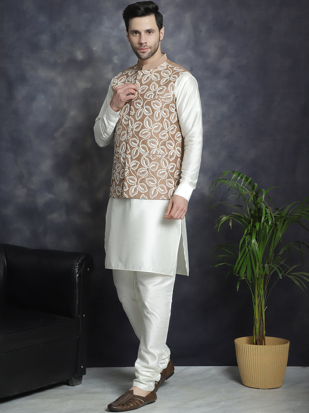 Men's Embroidered Nehru Jacket With Solid Kurta Pyjama - Taantav