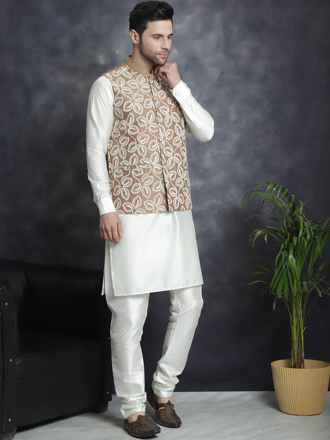 Men's Embroidered Nehru Jacket With Solid Kurta Pyjama - Taantav