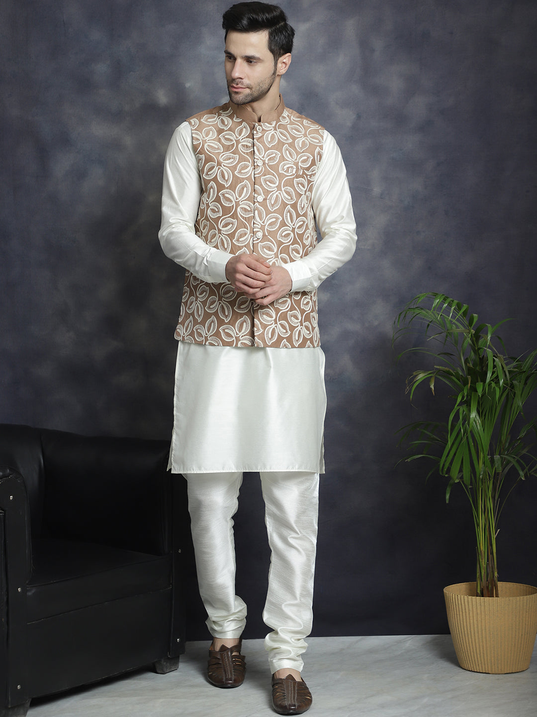 Men's Embroidered Nehru Jacket With Solid Kurta Pyjama - Taantav