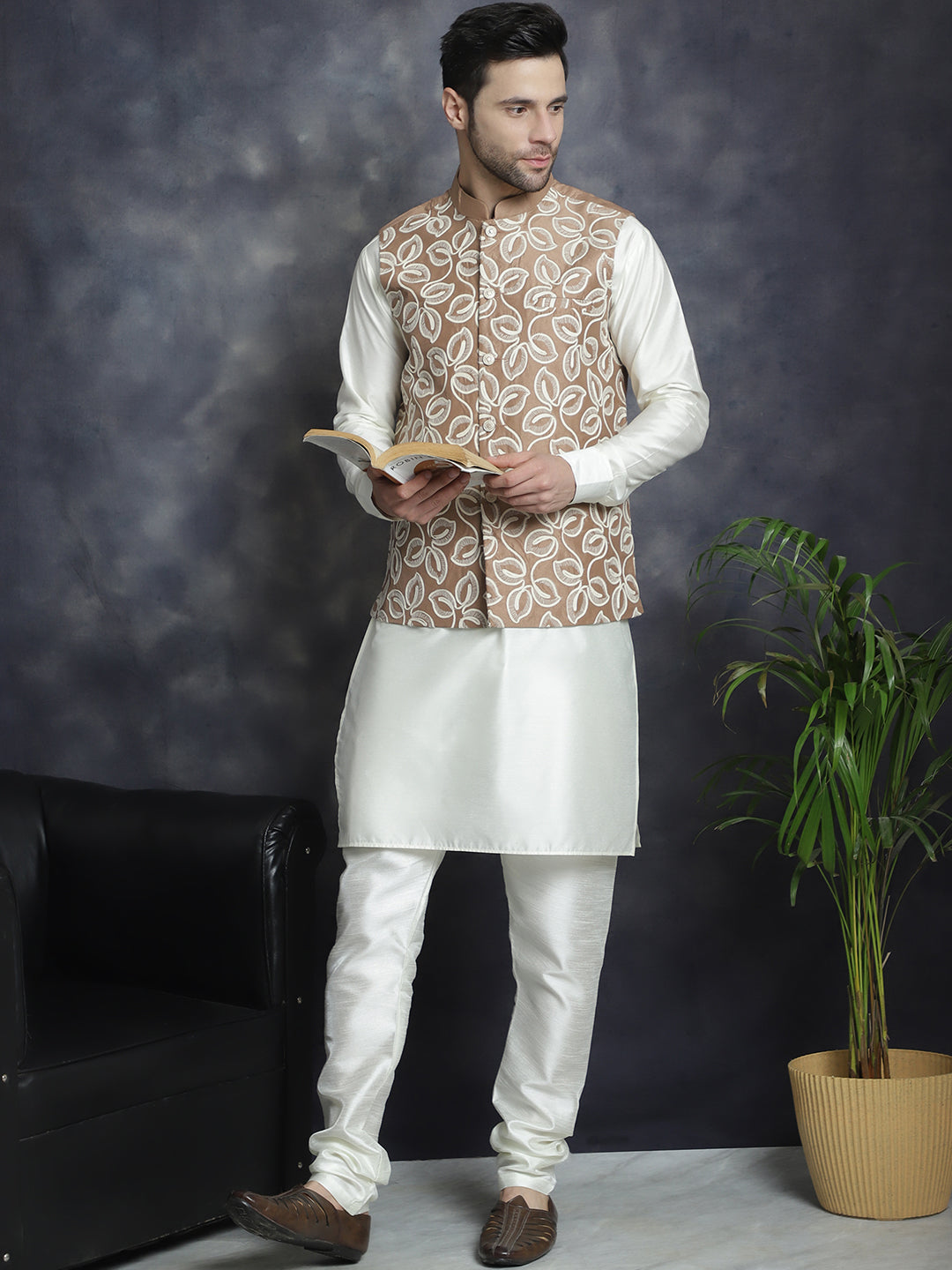 Men's Embroidered Nehru Jacket With Solid Kurta Pyjama - Taantav