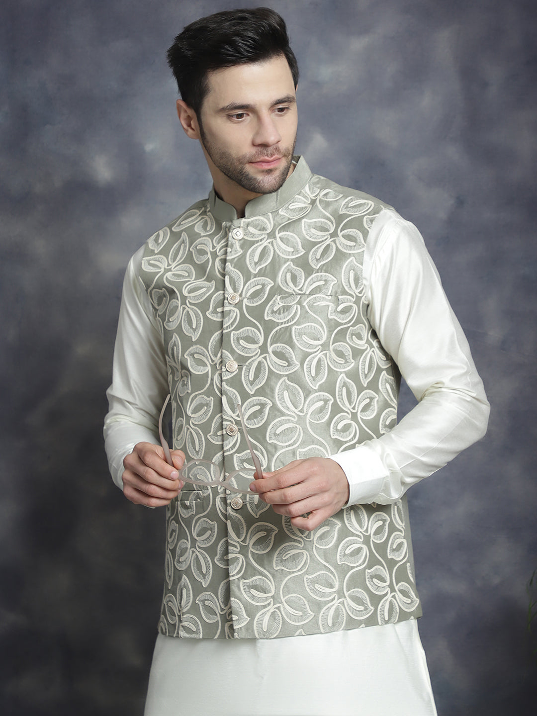 Men's Embroidered Nehru Jacket With Solid Kurta Pyjama - Taantav