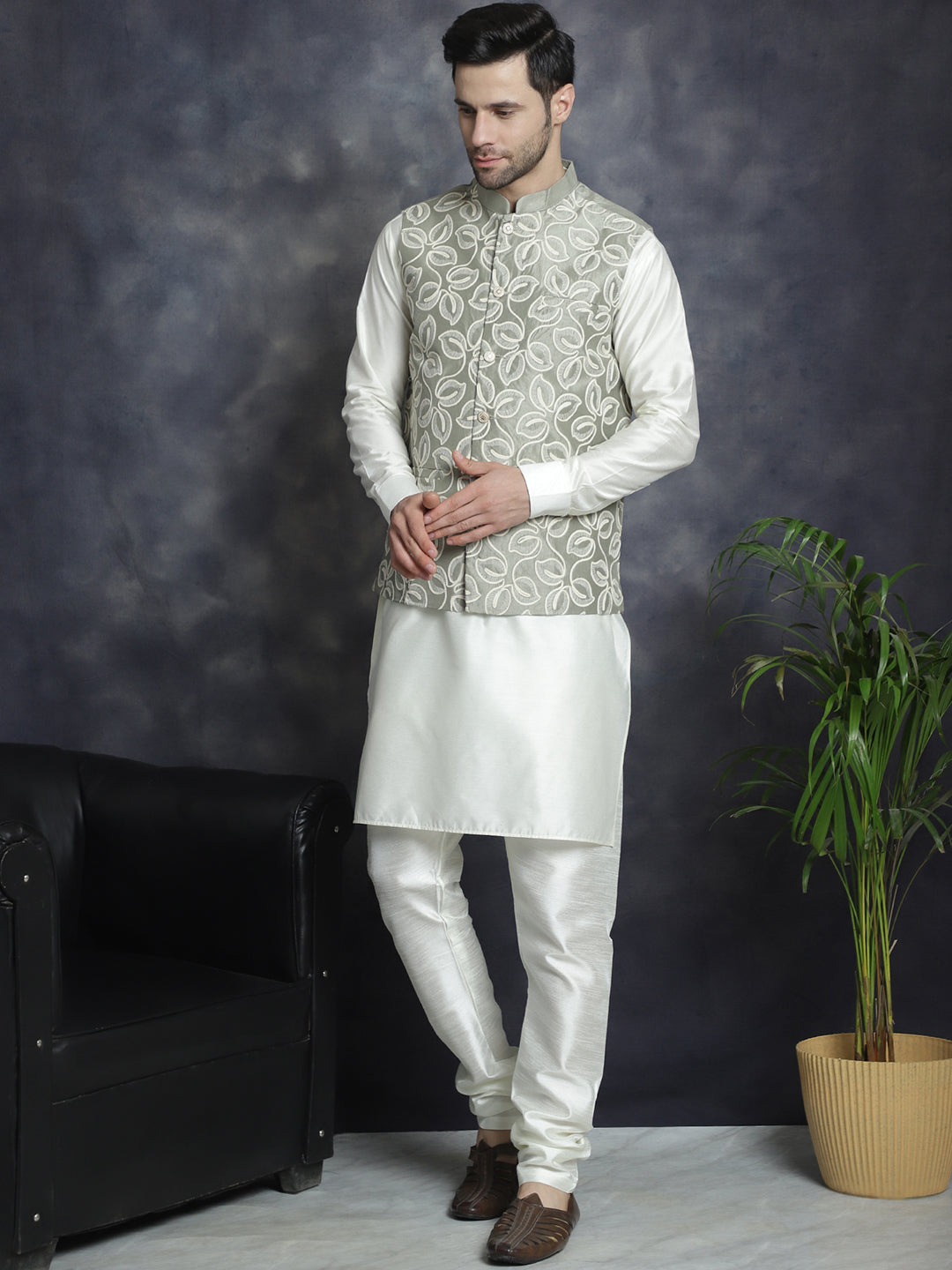 Men's Embroidered Nehru Jacket With Solid Kurta Pyjama - Taantav