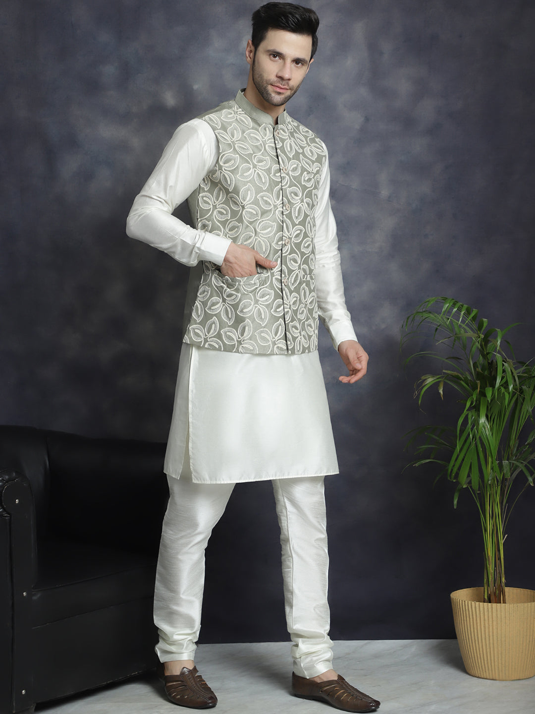 Men's Embroidered Nehru Jacket With Solid Kurta Pyjama - Taantav