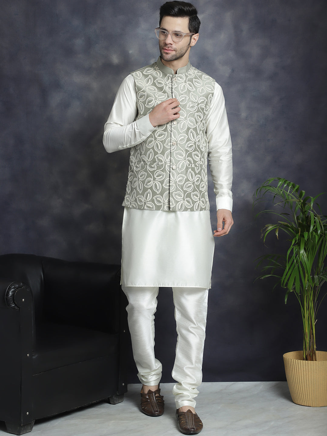 Men's Embroidered Nehru Jacket With Solid Kurta Pyjama - Taantav