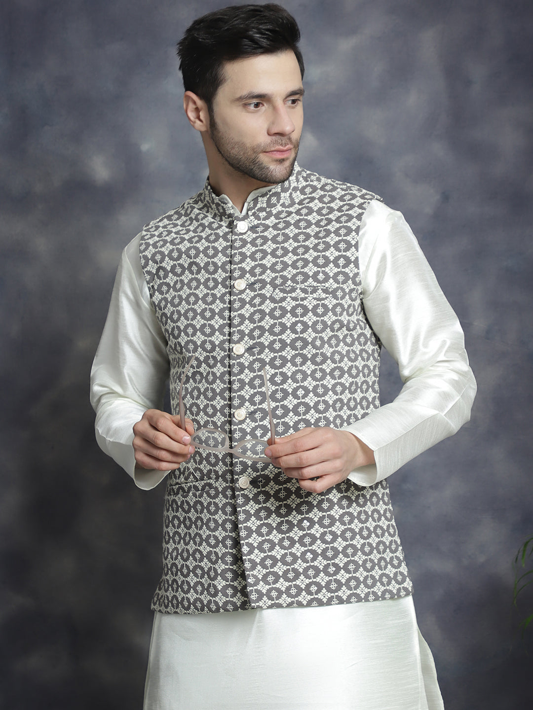 Men's Embroidered Nehru Jacket With Solid Kurta Pyjama - Taantav