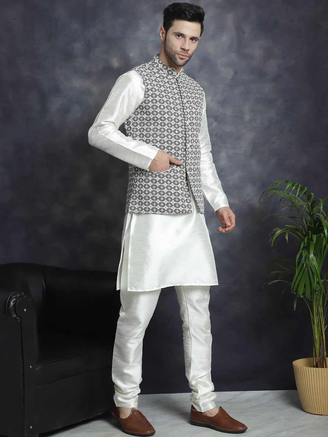 Men's Embroidered Nehru Jacket With Solid Kurta Pyjama - Taantav