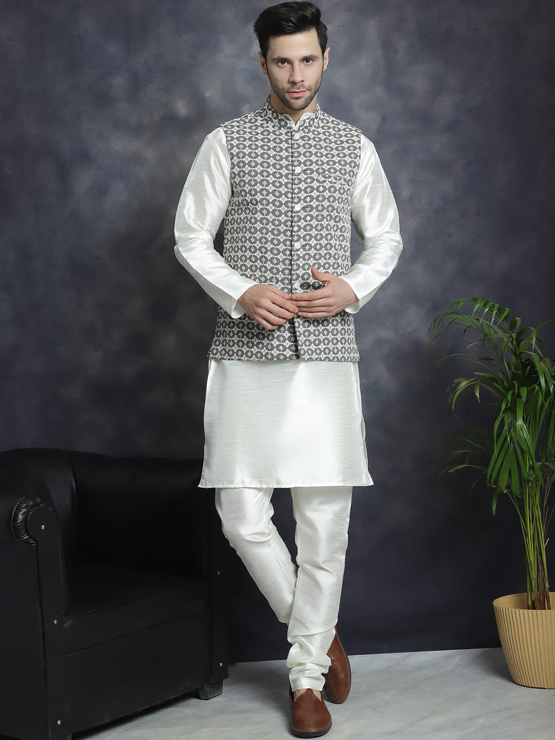 Men's Embroidered Nehru Jacket With Solid Kurta Pyjama - Taantav