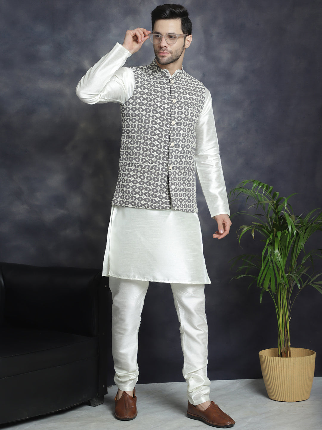 Men's Embroidered Nehru Jacket With Solid Kurta Pyjama - Taantav