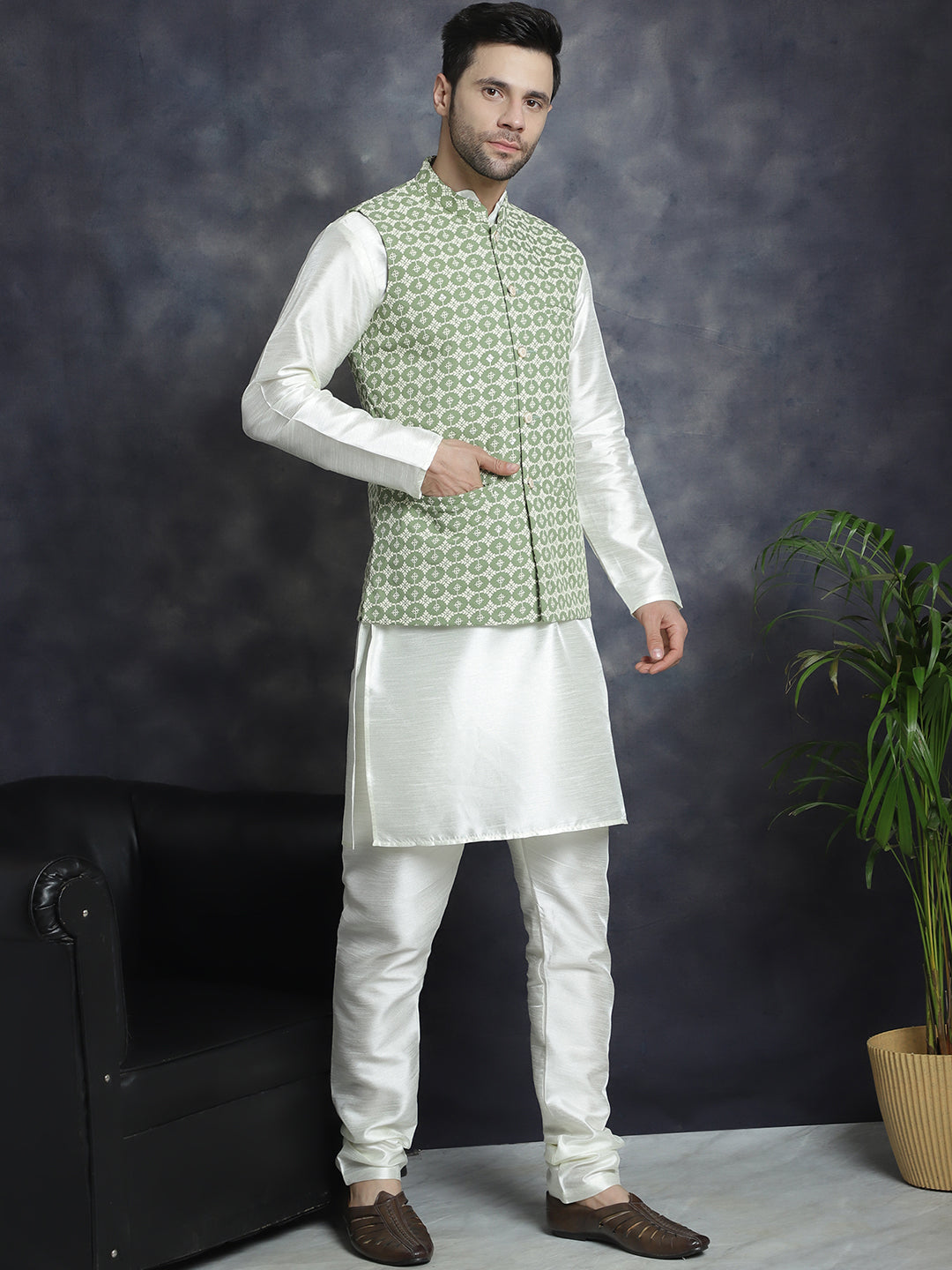 Men's Embroidered Nehru Jacket With Solid Kurta Pyjama - Taantav