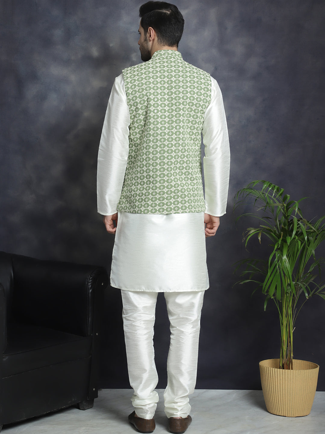 Men's Embroidered Nehru Jacket With Solid Kurta Pyjama - Taantav