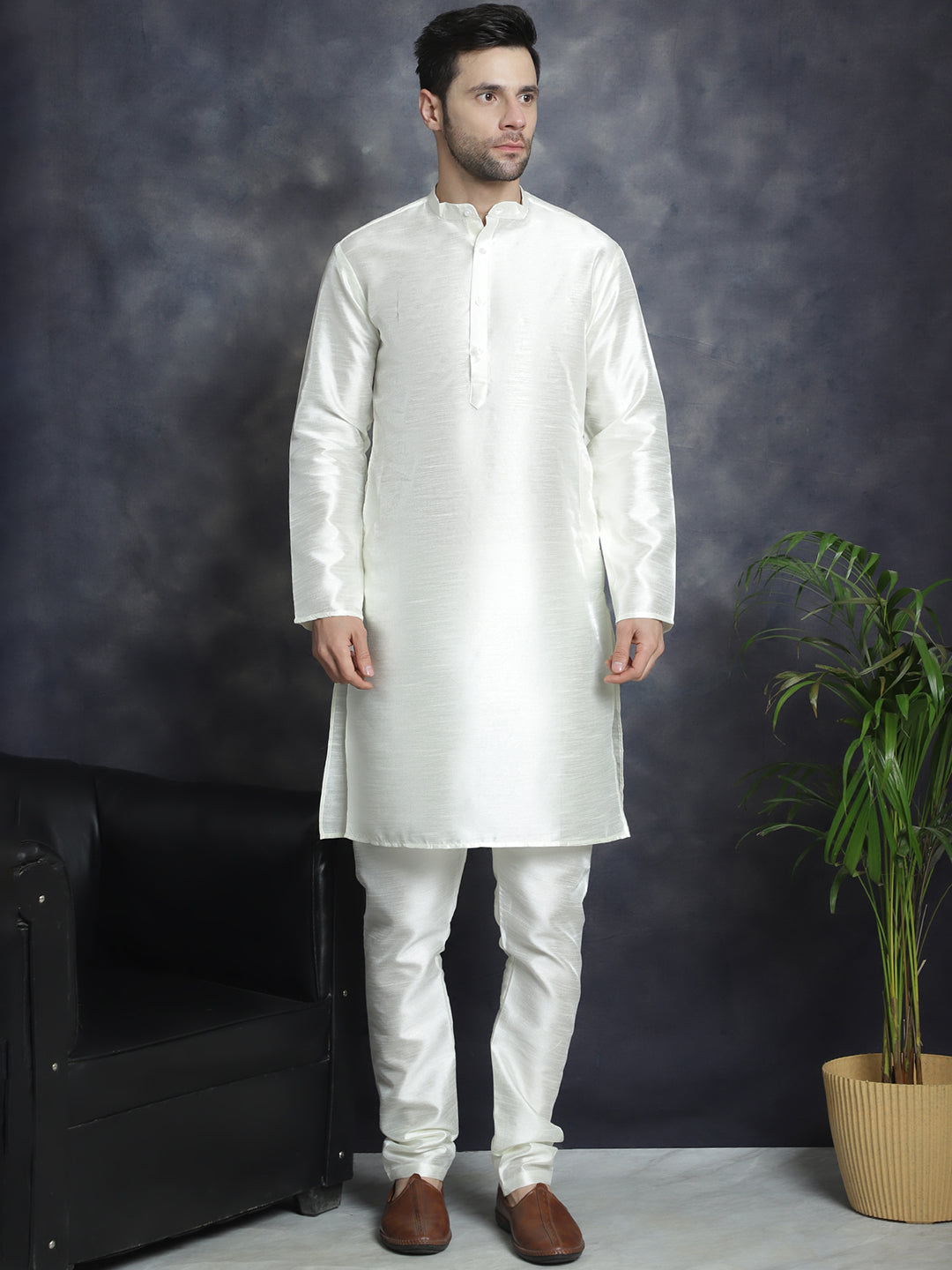 Men's Embroidered Nehru Jacket With Solid Kurta Pyjama - Taantav