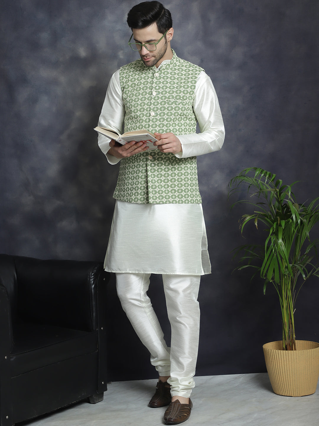 Men's Embroidered Nehru Jacket With Solid Kurta Pyjama - Taantav