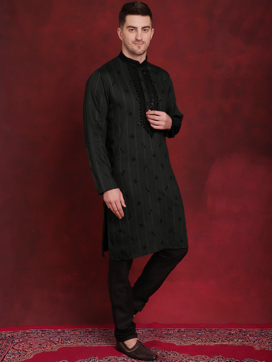 Men's Sequins Embroidered Kurta Pyjama Set - Taantav