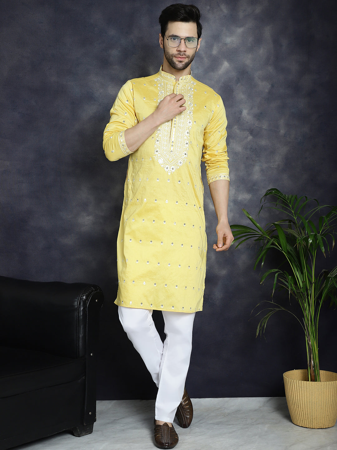 Men's Chikankari Embroidered Kurta Pyjama Set - Taantav