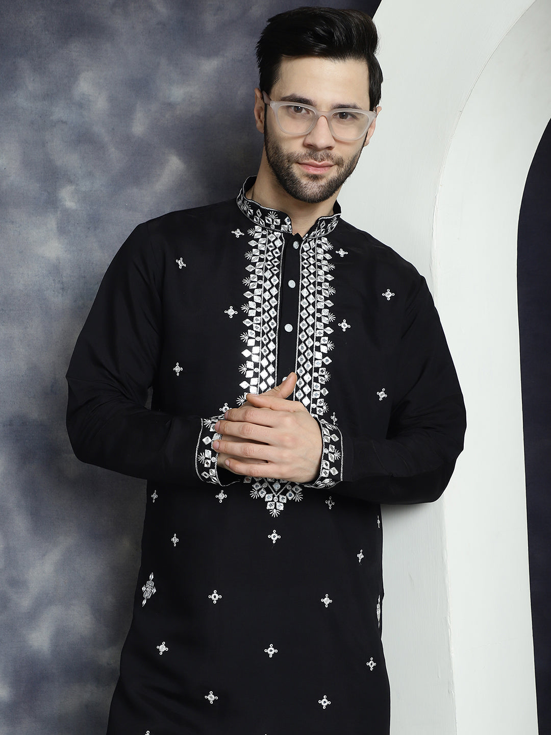 Men's Embroidered Kurta With Pyjama - Taantav