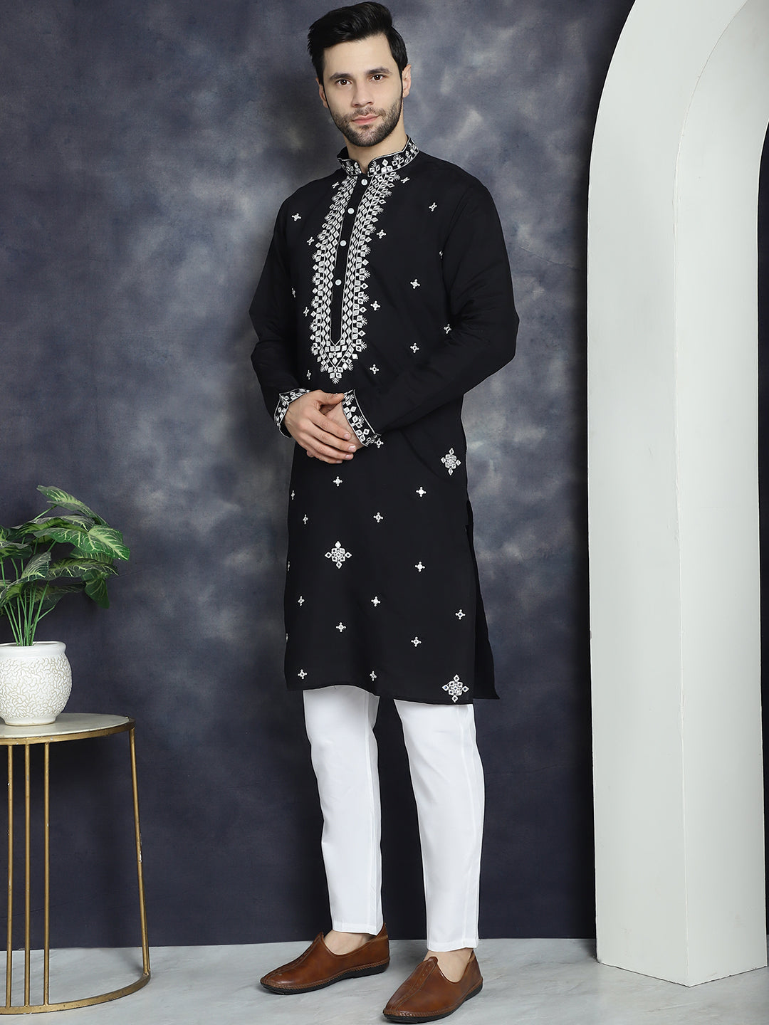 Men's Embroidered Kurta With Pyjama - Taantav