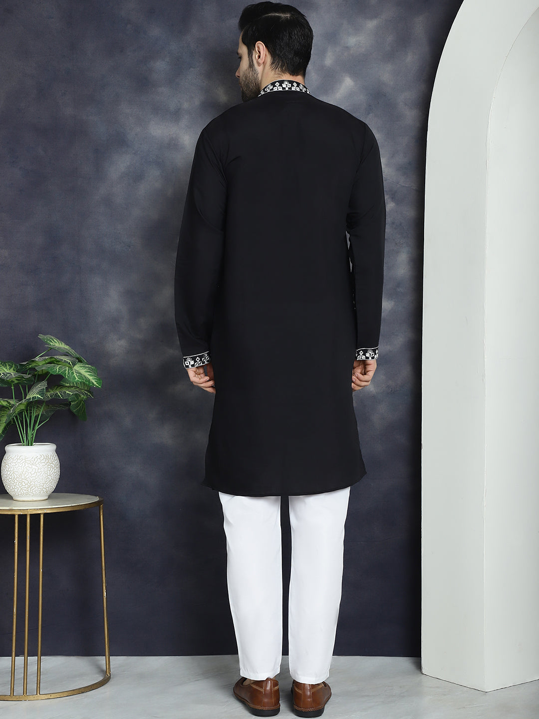 Men's Embroidered Kurta With Pyjama - Taantav