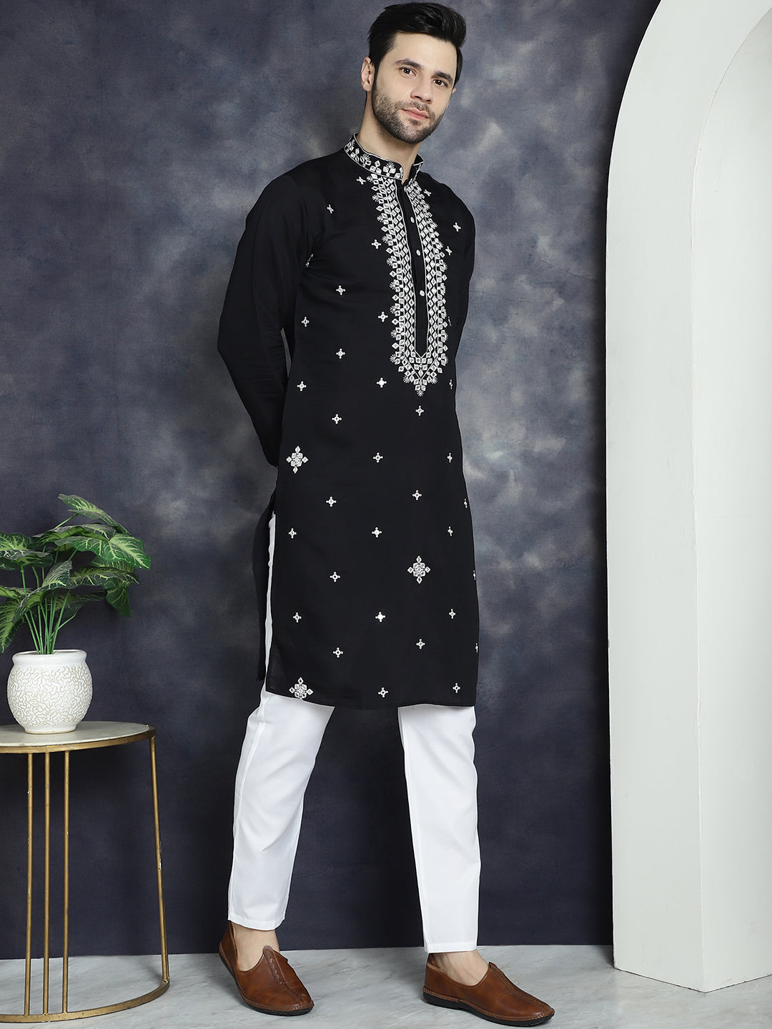 Men's Embroidered Kurta With Pyjama - Taantav