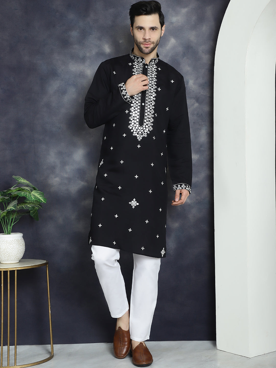 Men's Embroidered Kurta With Pyjama - Taantav