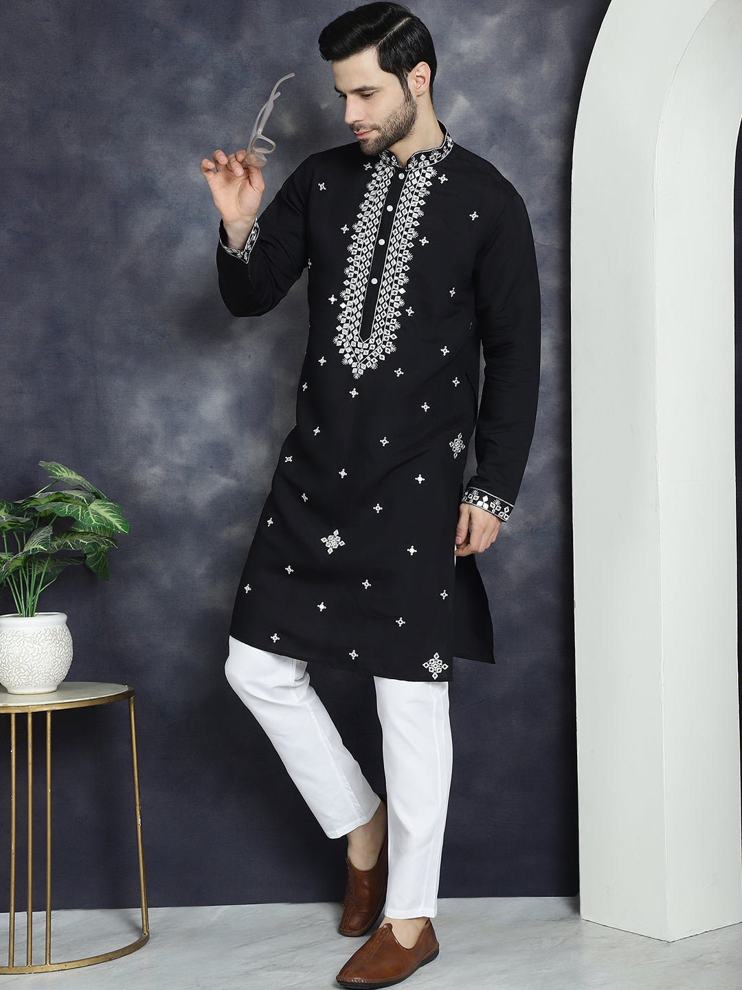 Men's Embroidered Kurta With Pyjama - Taantav