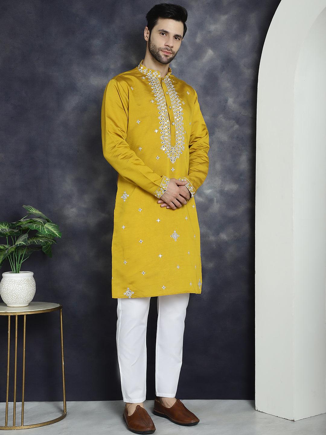 Men's Embroidered Kurta With Pyjama - Taantav