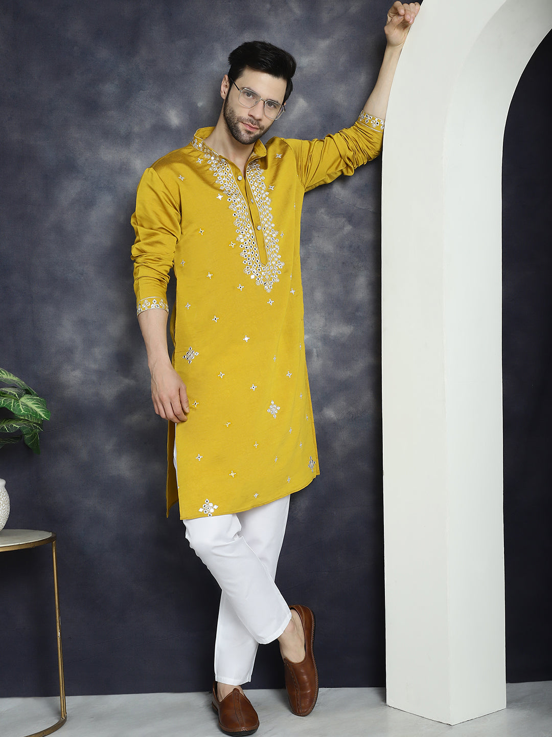 Men's Embroidered Kurta With Pyjama - Taantav