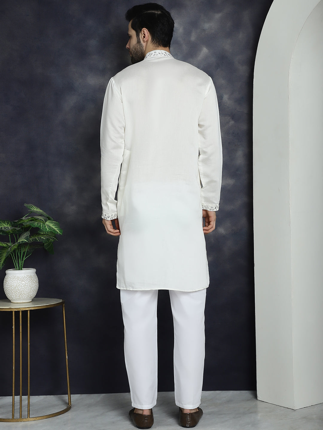 Men's Embroidered Kurta With Pyjama - Taantav