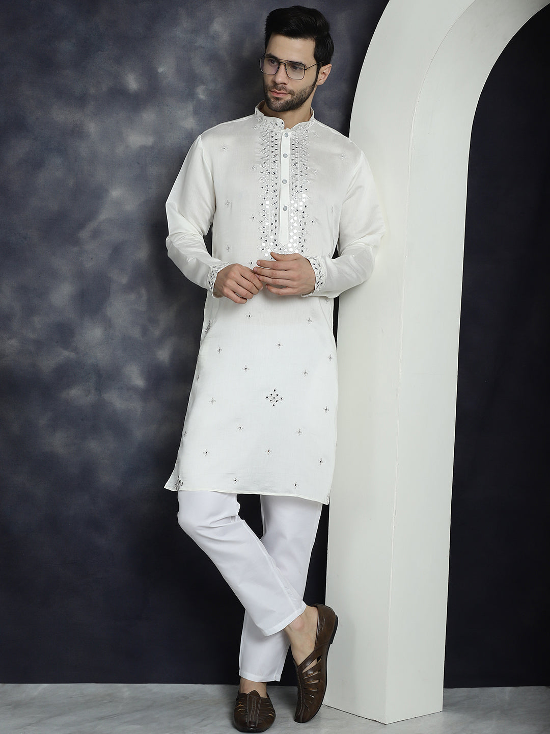 Men's Embroidered Kurta With Pyjama - Taantav