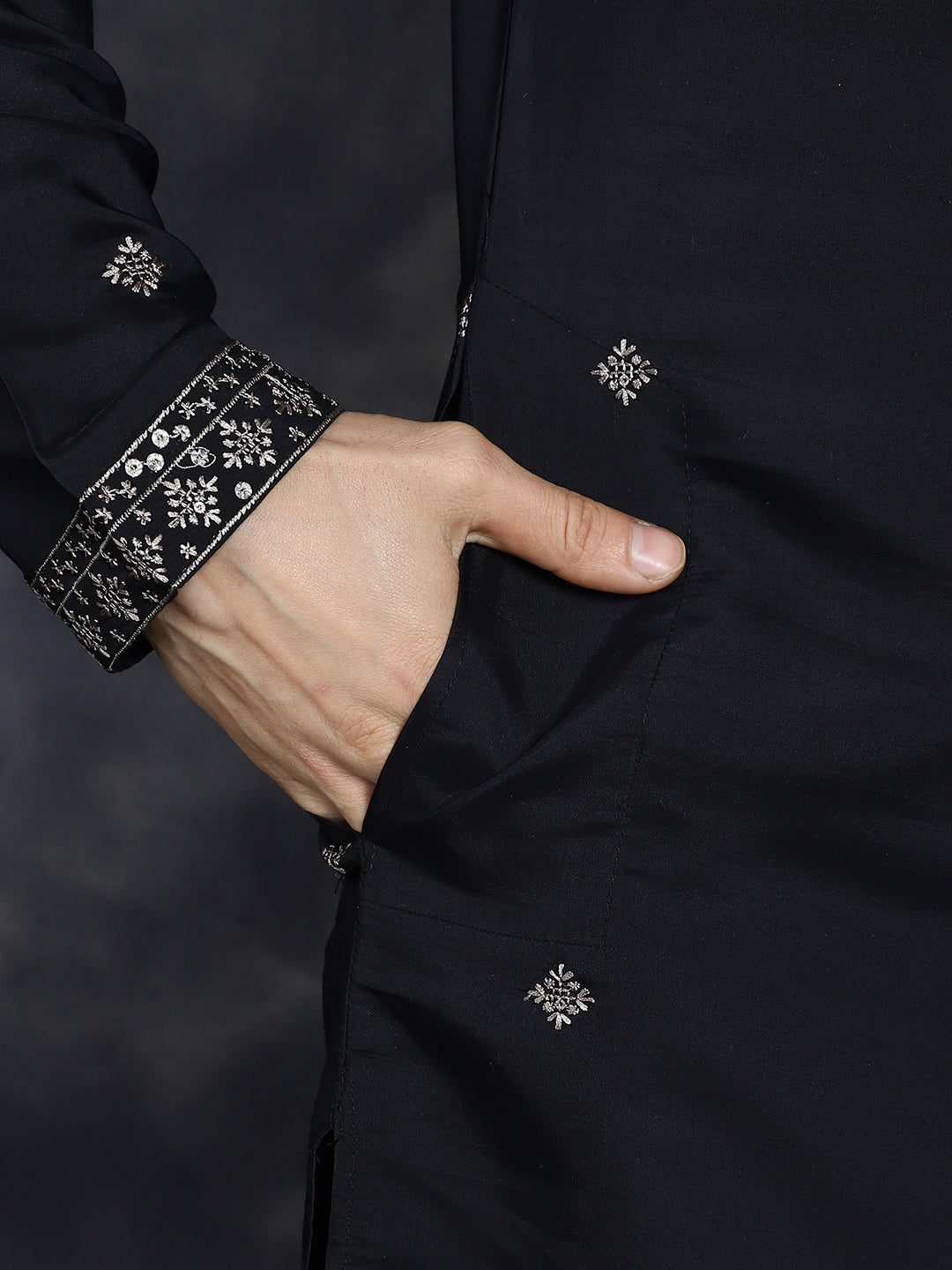 Men's Sequins Embroidered Kurta With Pyjama - Taantav