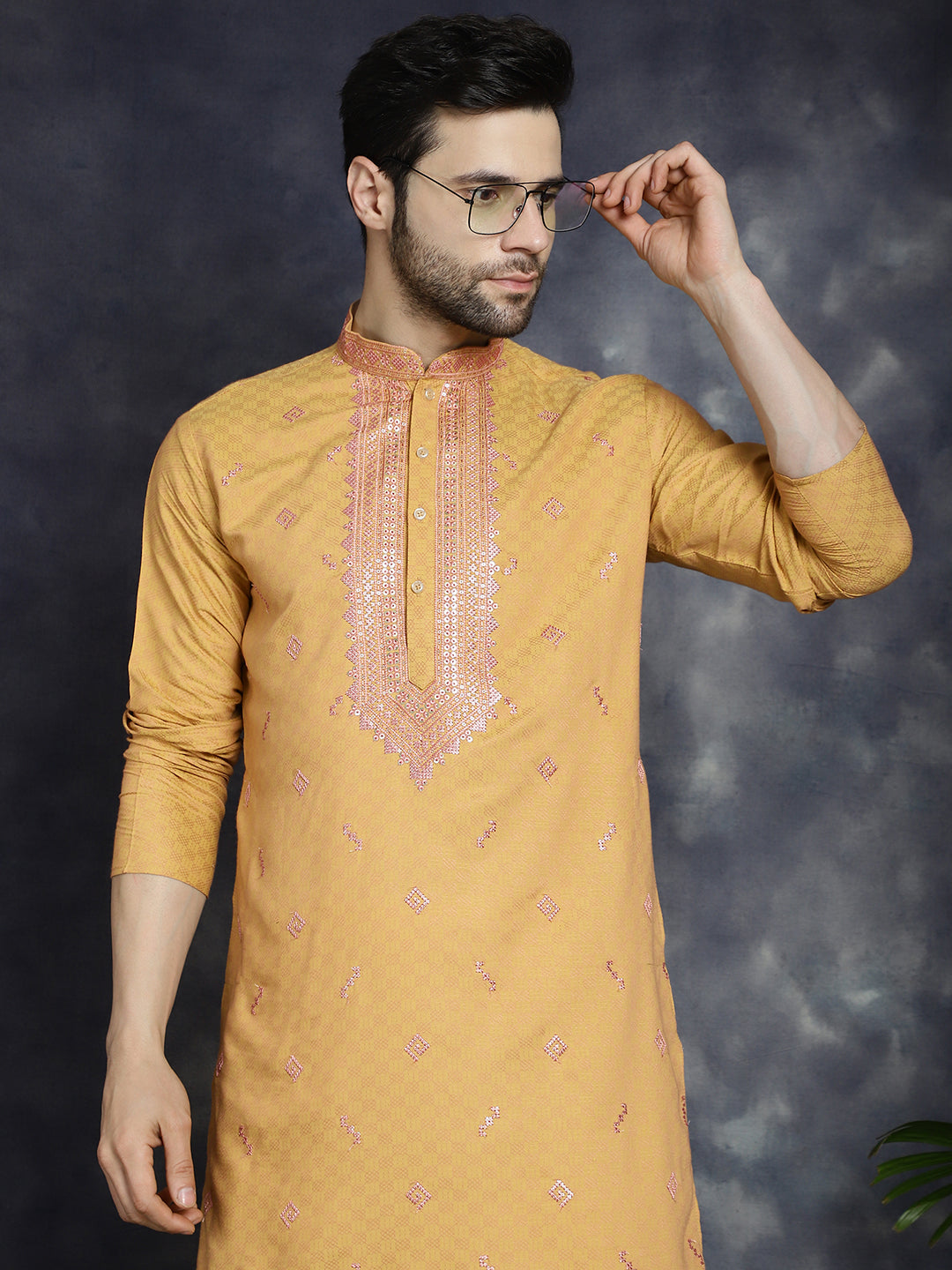 Men's Sequins Embroidered Kurta With Pyjama - Taantav