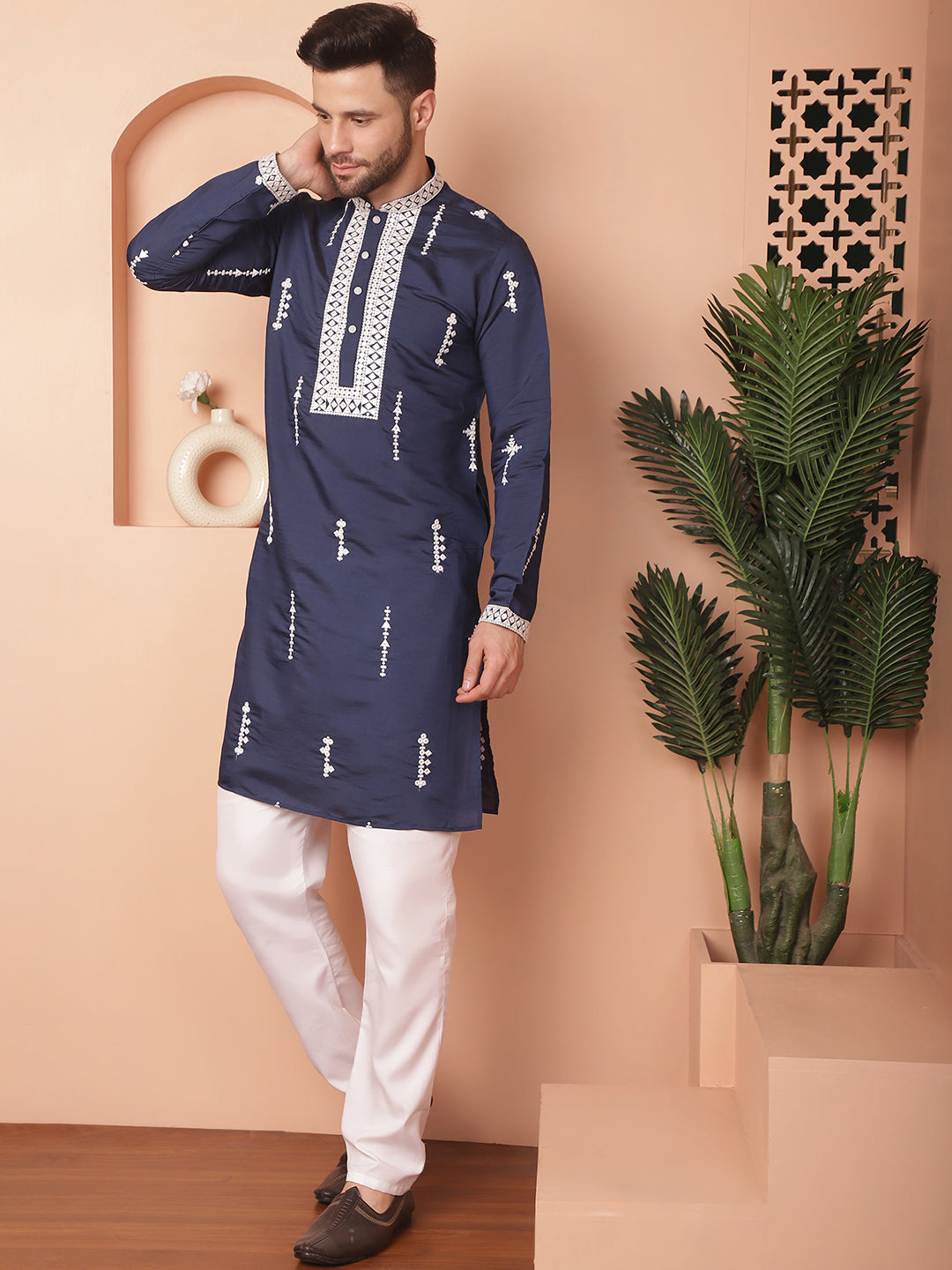 Men's Collar Chikankari Embroidered Kurta With Pyjama - Taantav