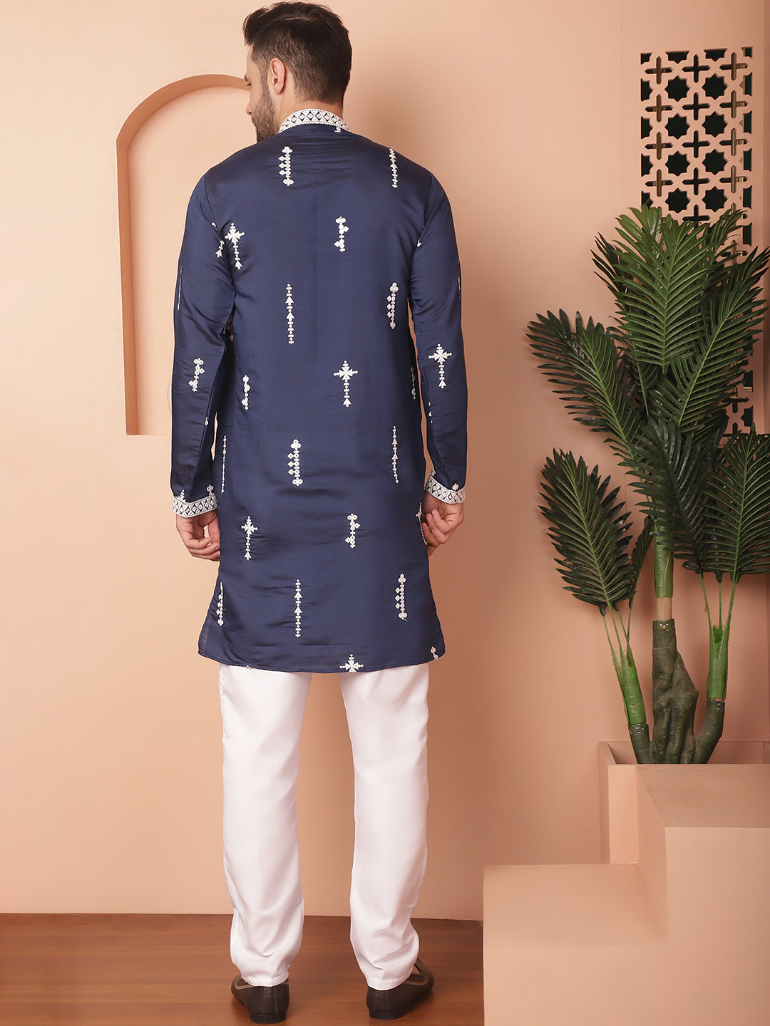 Men's Collar Chikankari Embroidered Kurta With Pyjama - Taantav